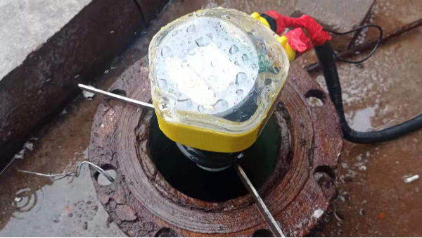 单节锂电池供电就可以测量的雷达水位计[极悦]
