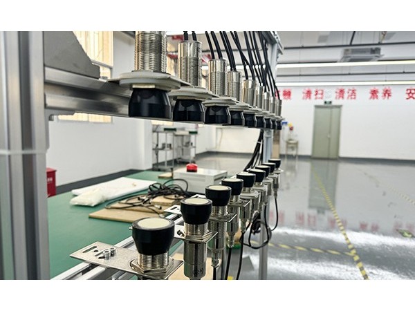 制铝工厂的液位守护者：超声波铝液位传感器-[极悦注册]